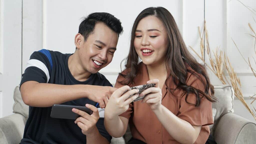 Onlineworker Mann und Frau beim Handy App testen